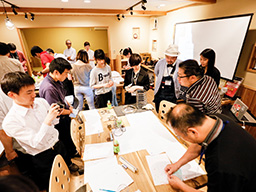 アイデアを皆で見て投票し、ベストな4つの案を選定する