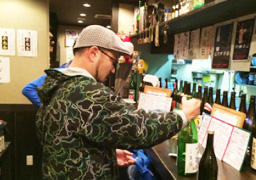 居酒屋の店主さんに瓶の回収、再利用について教えてもらう
