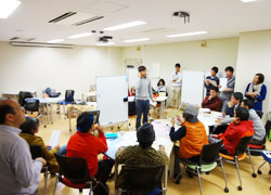 11人のクリエイターさんの前でアイデアをプレゼン。