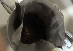 淹れてみた。この油っぽさは機械油なのかコーヒーの油脂なのか･･･。