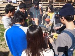 到着するなりガーデンにてみんなでBBQの昼食タイム