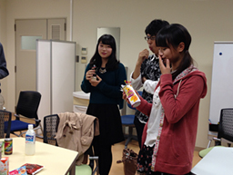 安多講師より「どう美味しいか」と聞かれ上手く応えられずに戸惑う学生。