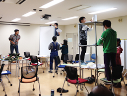 そのうち、テープルやパーテーションをつみあげ、嵩上げをし始める。