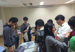 ストール一枚で、全く違った雰囲気になることに気付く