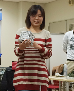 試作品を使った個性豊かな学生のプレゼン