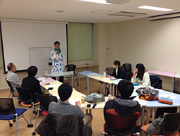 かなり特異な出で立ちで現れた小川氏に、学生達は興味津々。