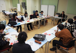 お客様にプロモーション案をプレゼンするという形で説明し、学生さんの意見も促す。