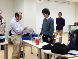 先生や学生どうしで来場者役となり商品に質問を投げかける。