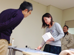 学生は商品のこと、端材のことなどストーリーを話して関心を持ってもらい、商品を購入していただける工夫をする。