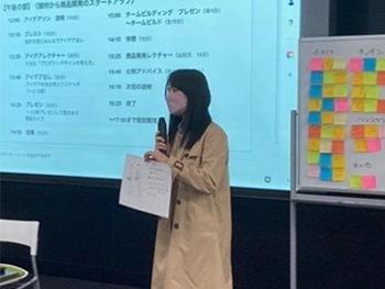 それぞれの学生がアイデアソンからスケッチを描きプレゼンする