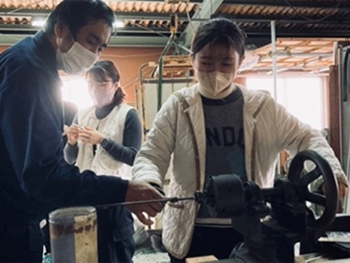 ニシト発條製作所さまでのバネの制作体験の様子