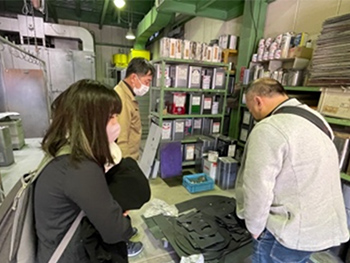 双葉塗装さまでの工場案内を受ける様子