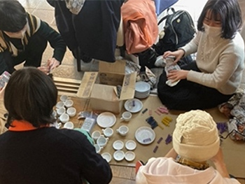 展示会前日の学生たちによる商品化追い込みの様子