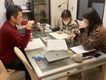 大宮氏を踏まえたチーム内中間打合せの様子