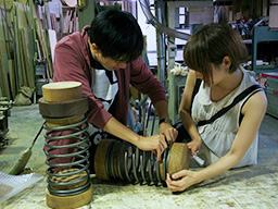 座面はめ込み中
