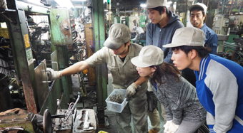 第3講 実際の工場を見学し、端材や不良品がどのような過程で生まれるのかを見学